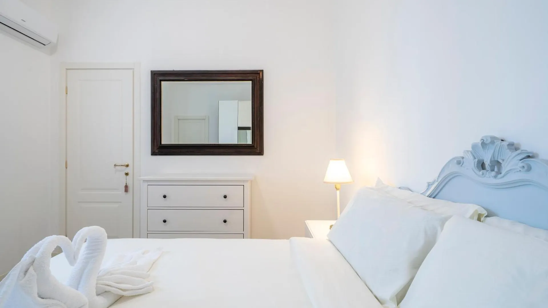 Apartment Duomo 15' - Suite 5' From Station With Wifi And A-C Milan Italy
