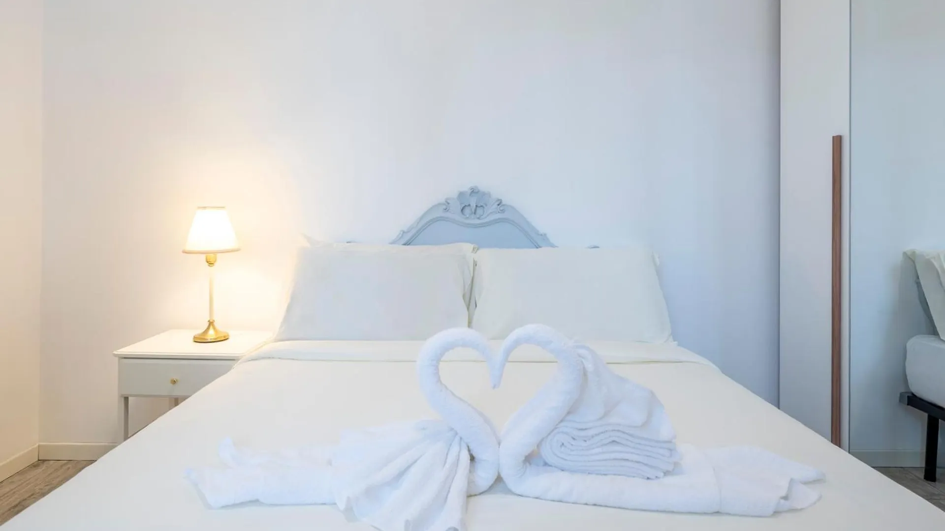 Apartment Duomo 15' - Suite 5' From Station With Wifi And A-C Milan